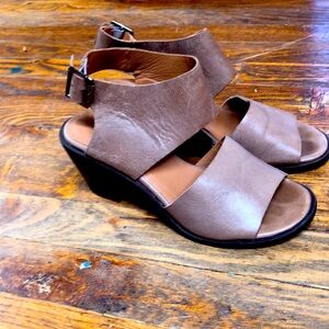 Round-toe leather heeled sandals by Baske